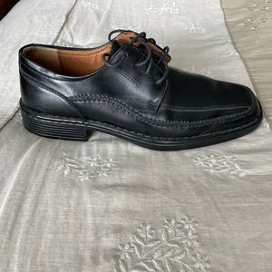 Men’s Alfani Dress Shoes, Size 9M. Black with square toe.